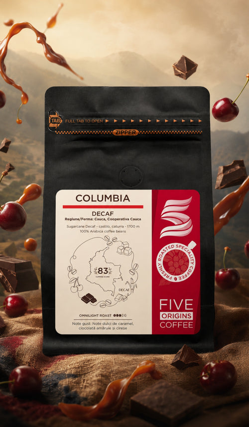 Pungă de cafea Columbia Decaf Five Origins Coffee, cu note de caramel, ciocolată amăruie și cireșe, fotografiată premium pe fundal cald cu munți subtili.