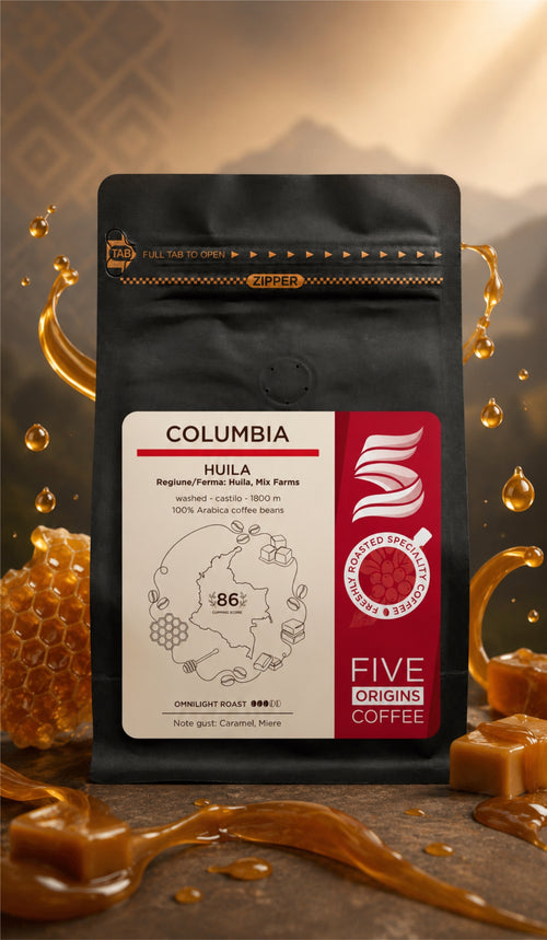 Cafea de specialitate Five Origins Columbia Huila, pungă neagră premium, cu note de caramel și miere, în decor elegant cu miere și caramel.